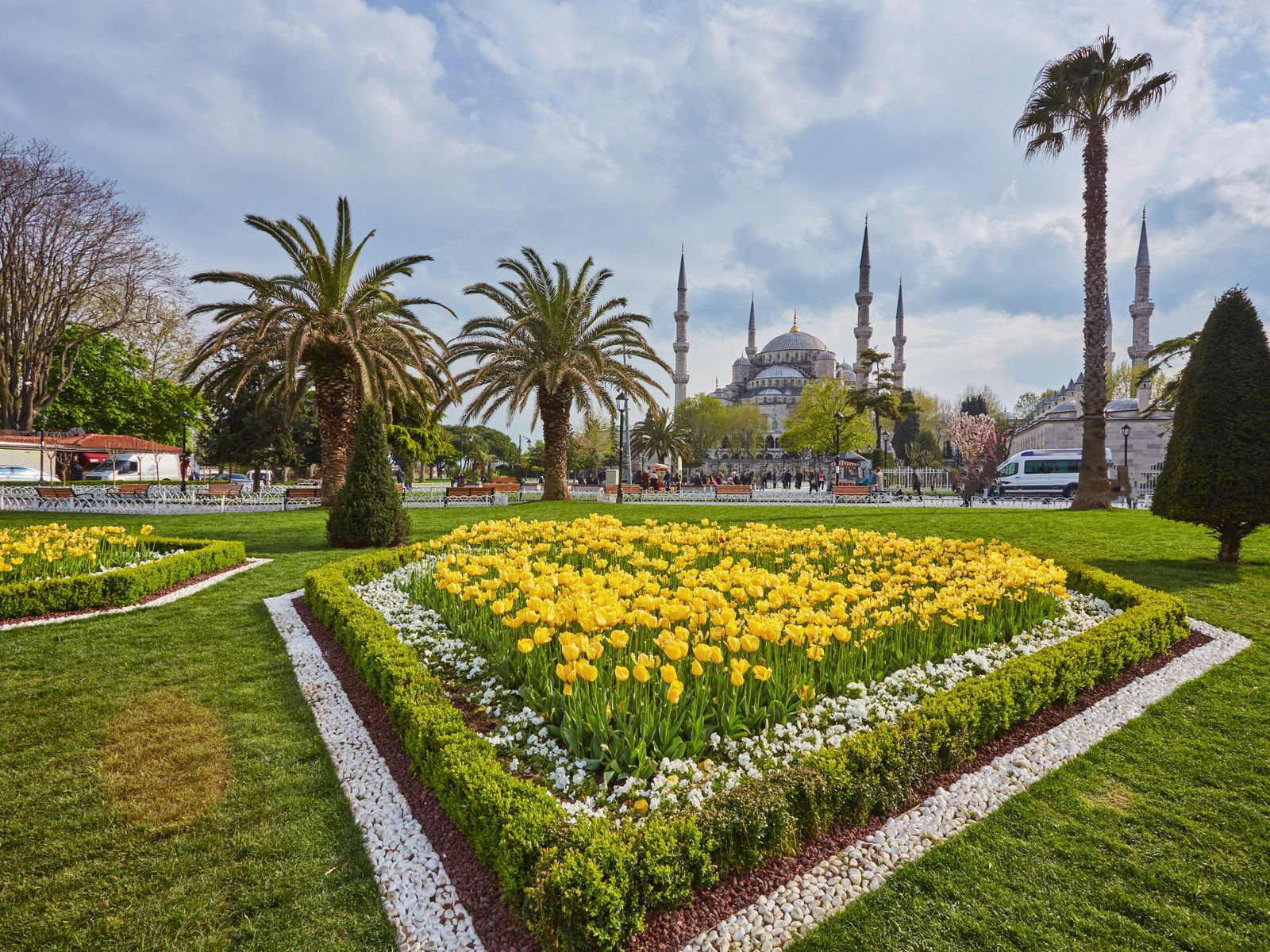 Площадь и вид на Голубую мечеть