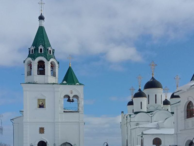 Колокольня и храм