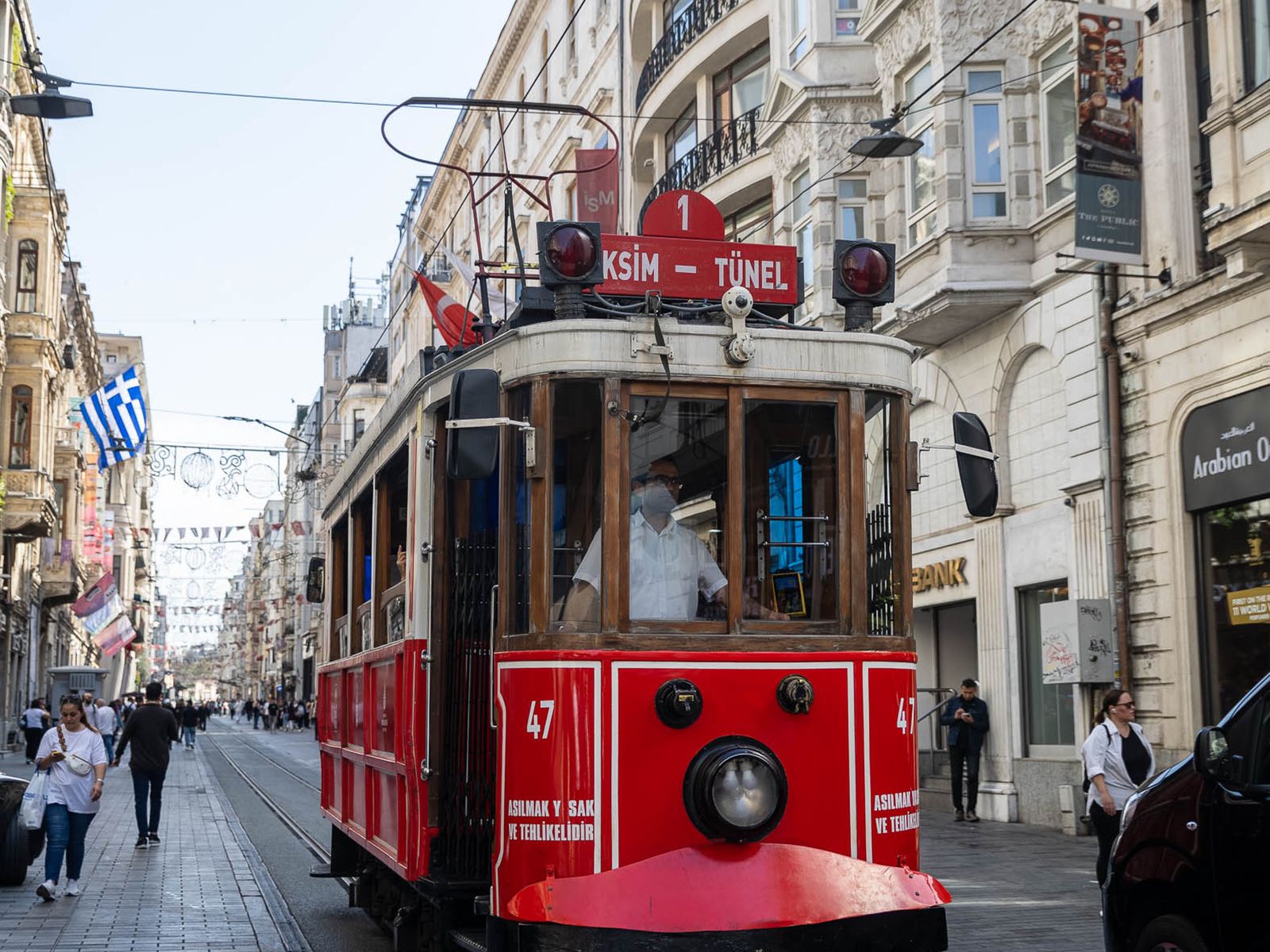 Знаменитый красный трамвай