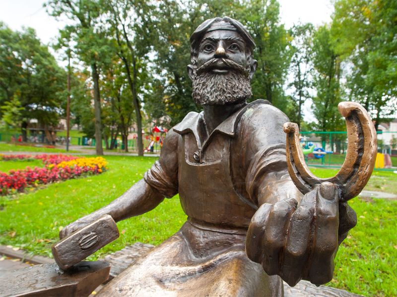 У памятника скобарю