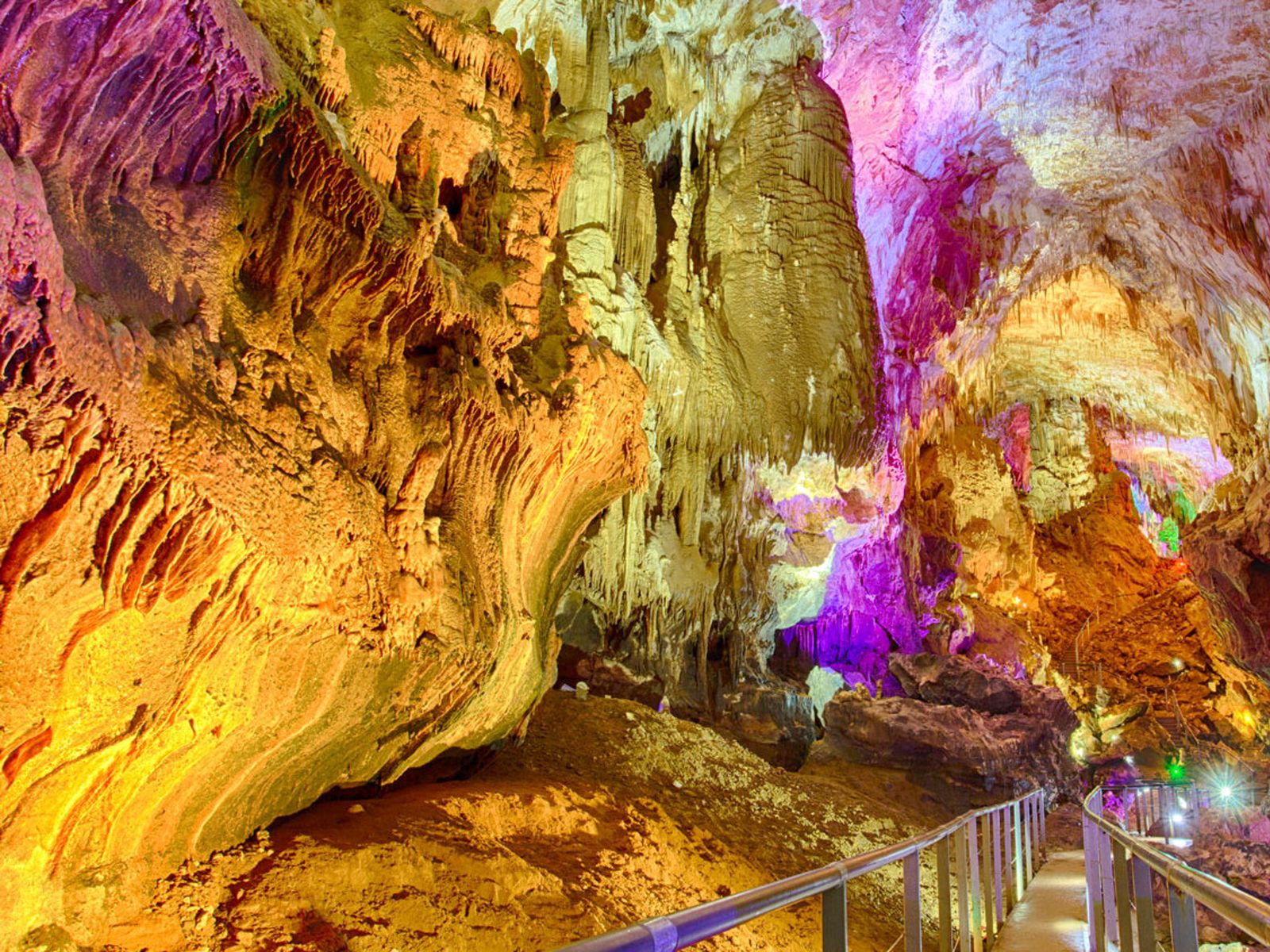 Пещеры Прометея (пещеры Амирани)