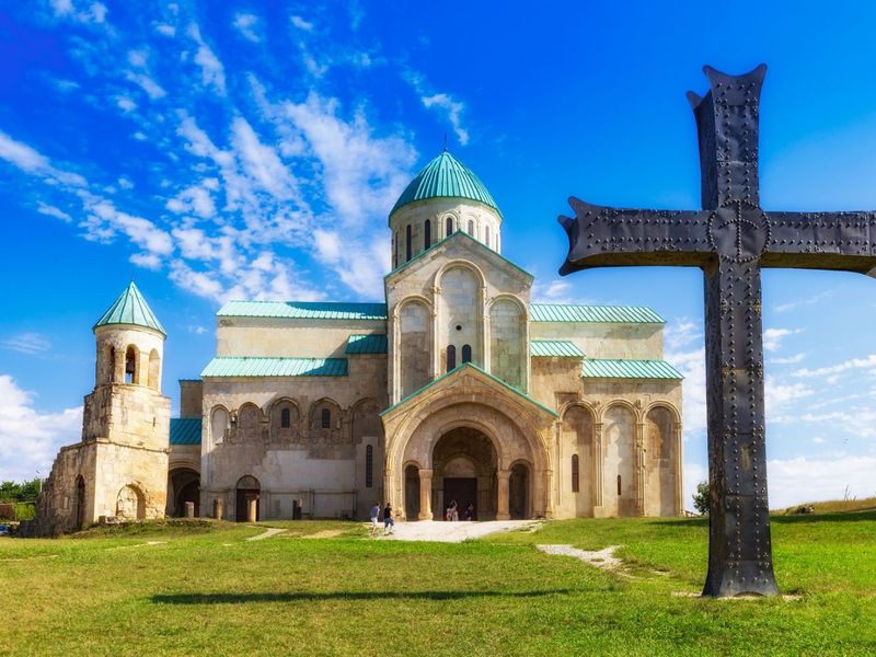 В Колхиду из Иберии. Бюджетный вариант - индивидуальная экскурсия в Тбилиси на машине гида длительностью 9 часов с количеством участников до 5 человек цена экскурсии 207€