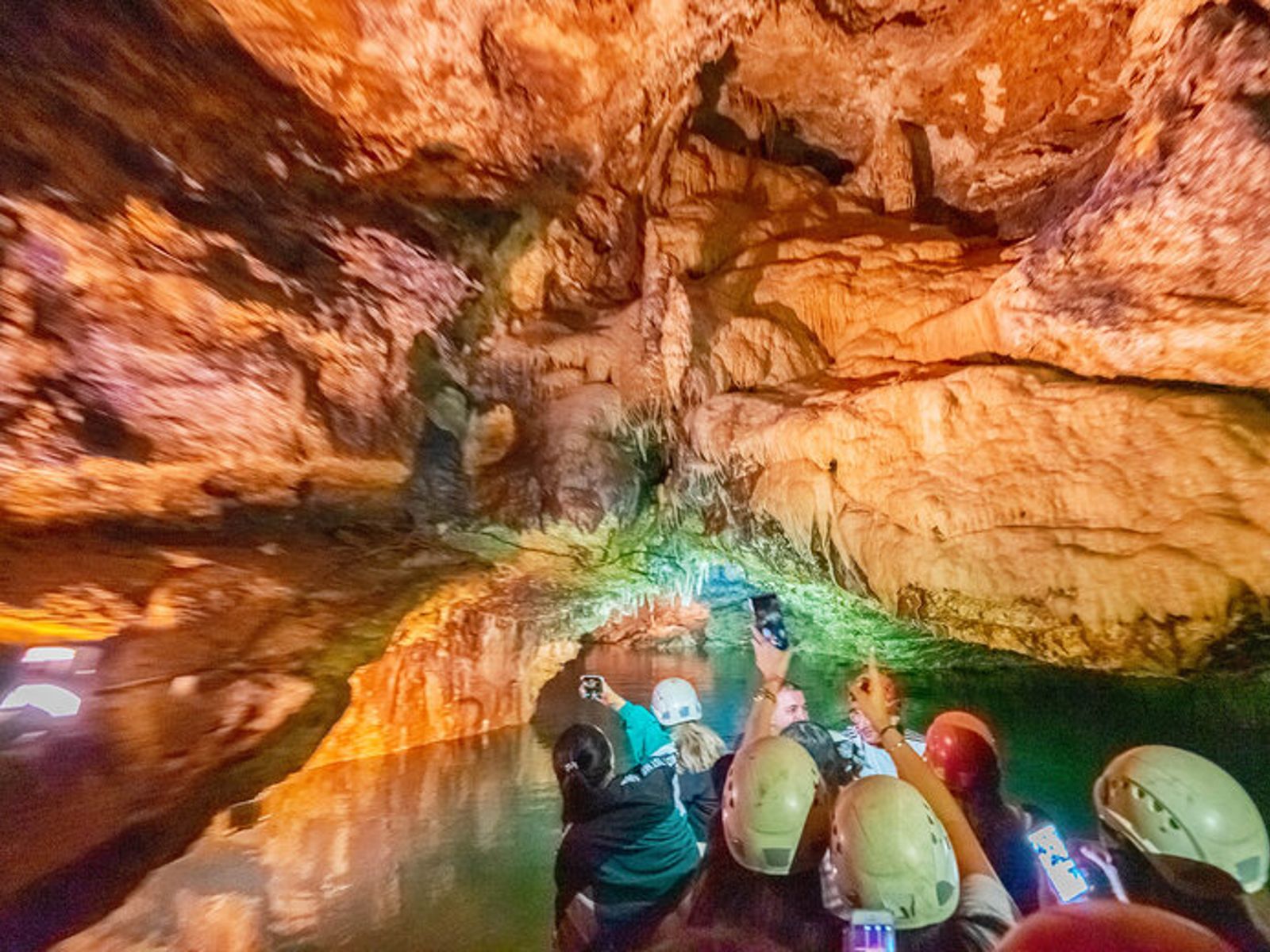 Пещеры Прометея. Катание на лодке по подземной реке