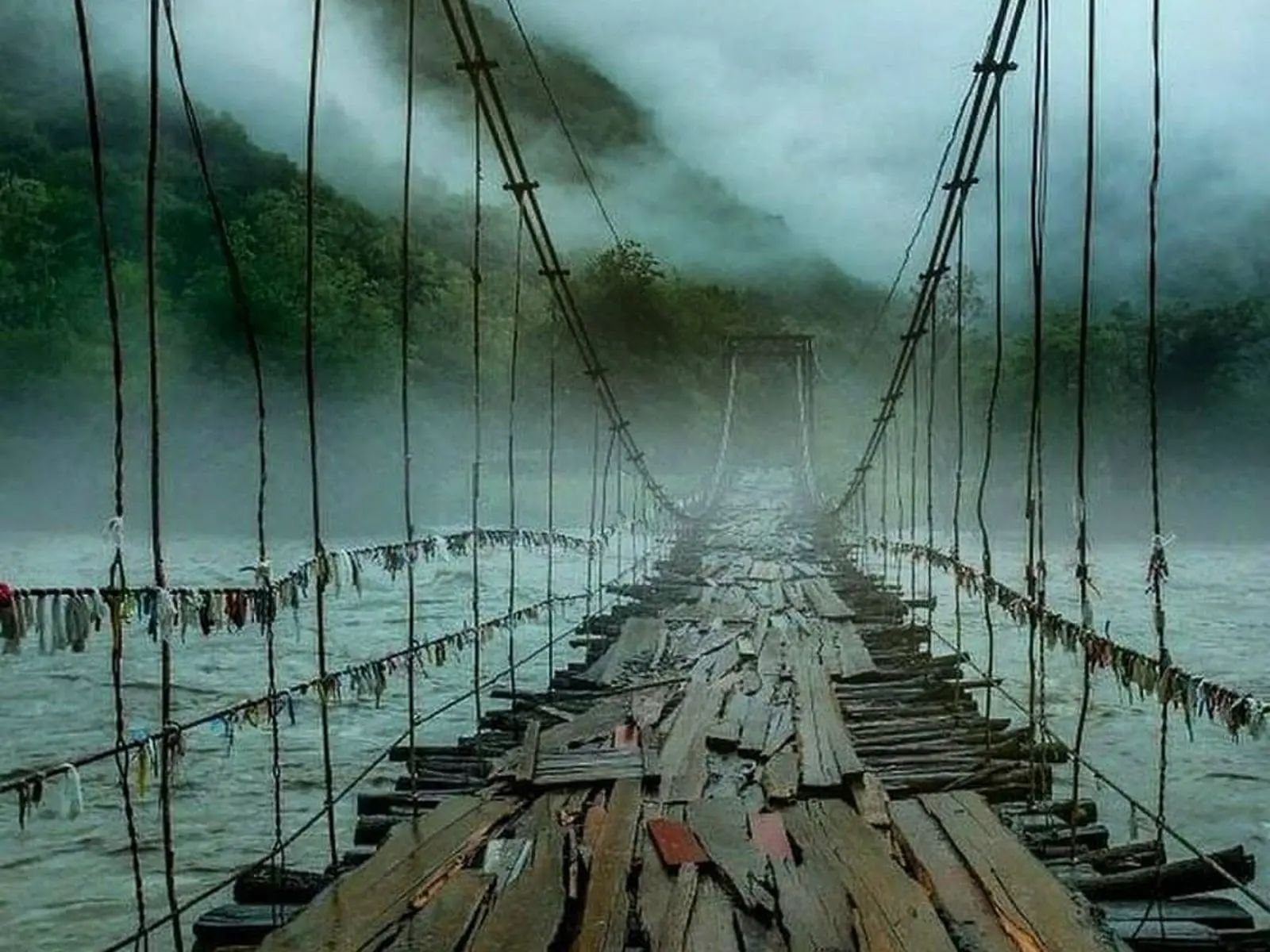 Подвесной мост через реку Бзыбь