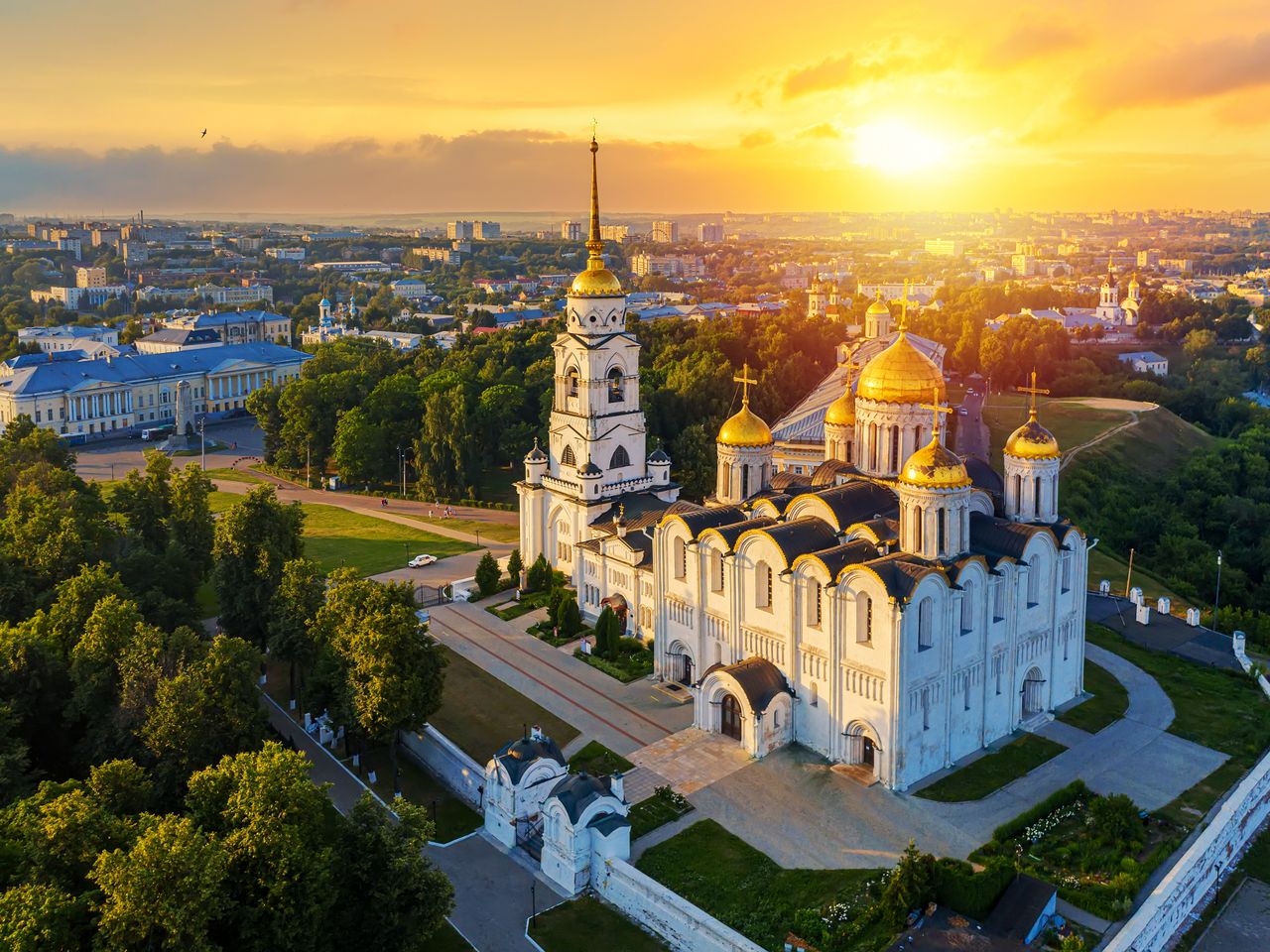 To Vladimir and Suzdal with a guide by car - индивидуальная экскурсия в Москве на машине гида длительностью более 12 часов с количеством участников до 4 человек цена экскурсии 53400₽