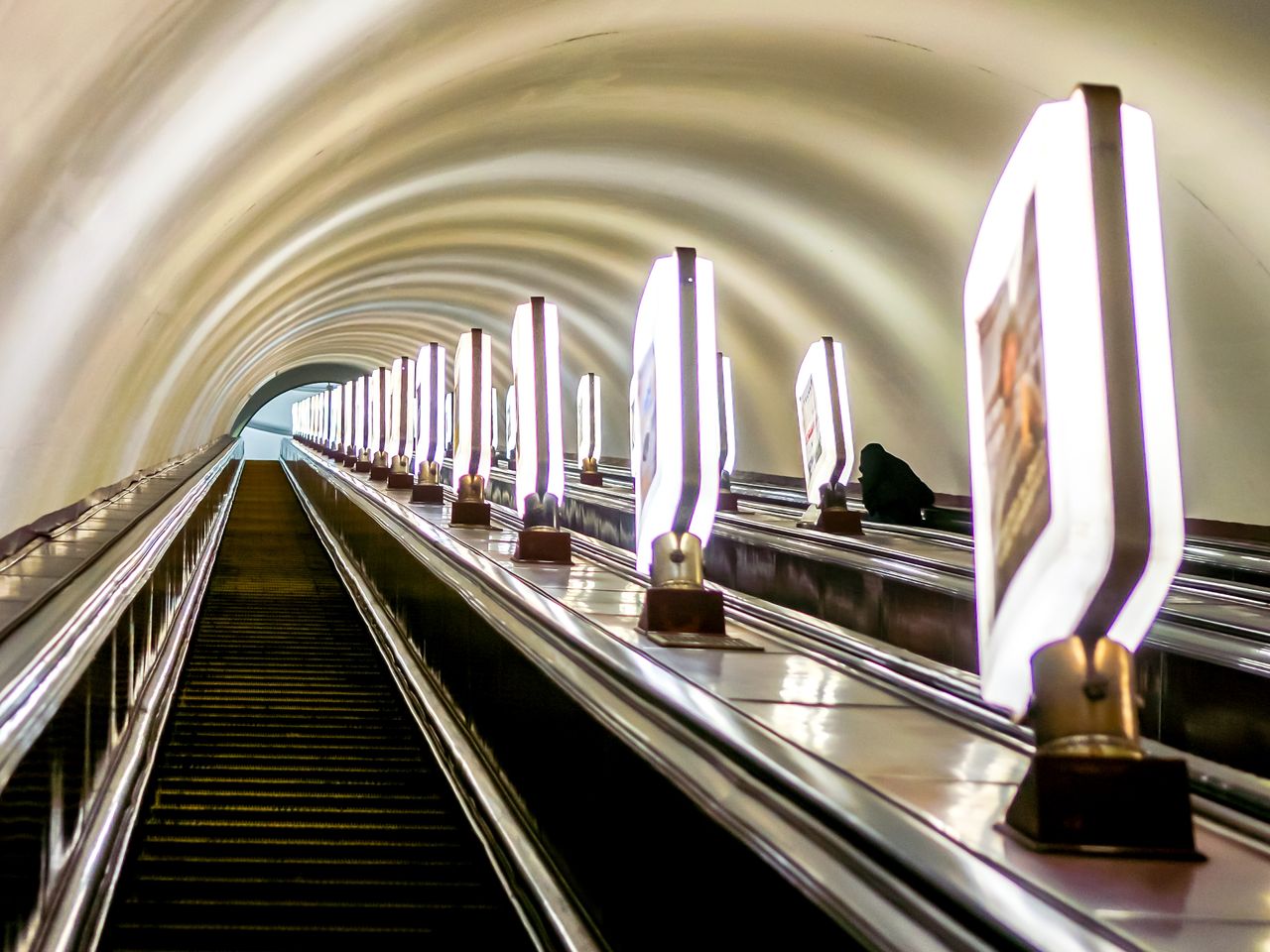 Metro tour - индивидуальная экскурсия в Москве на машине гида длительностью 3 часа с количеством участников до 4 человек цена экскурсии 10000₽