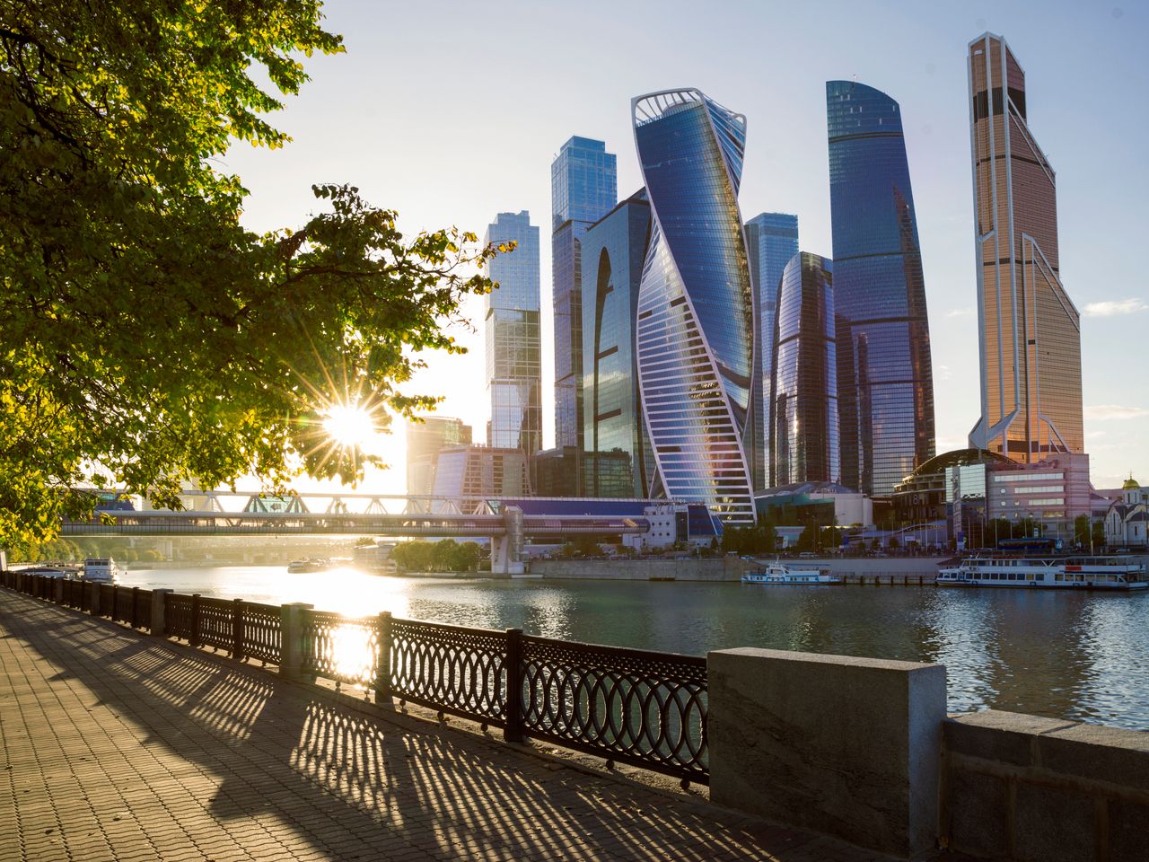 Moscow international business centre tour - индивидуальная экскурсия в Москве на машине гида длительностью 3 часа с количеством участников до 4 человек цена экскурсии 12700₽