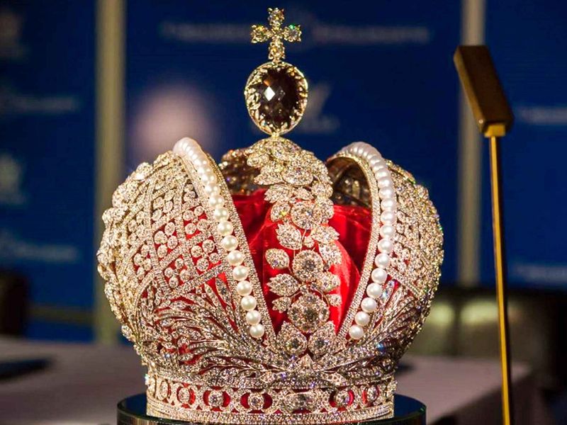 Алмазный фонд с экскурсией у Кремля - групповая экскурсия в Москве пешком длительностью 2 часа с количеством участников до 10 человек цена экскурсии 2000₽