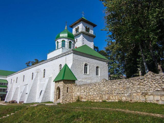 Свято-Михайловский монастырь + целебные источники