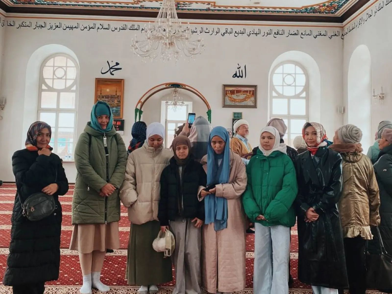 Туристы в здании Иркутской соборной мечети