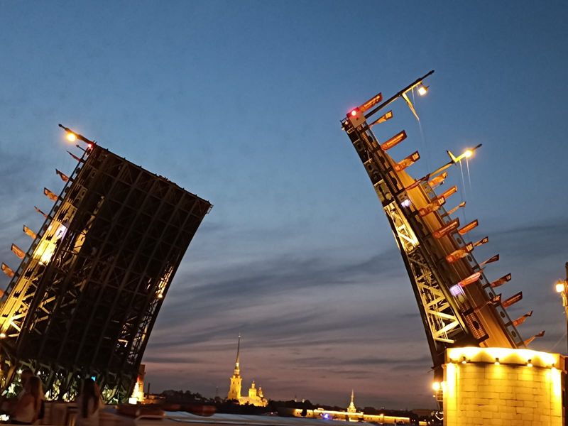 Прогулка на катере на разведение мостов - индивидуальная экскурсия в Санкт-Петербурге длительностью 2 часа с количеством участников до 6 человек цена экскурсии 20000₽
