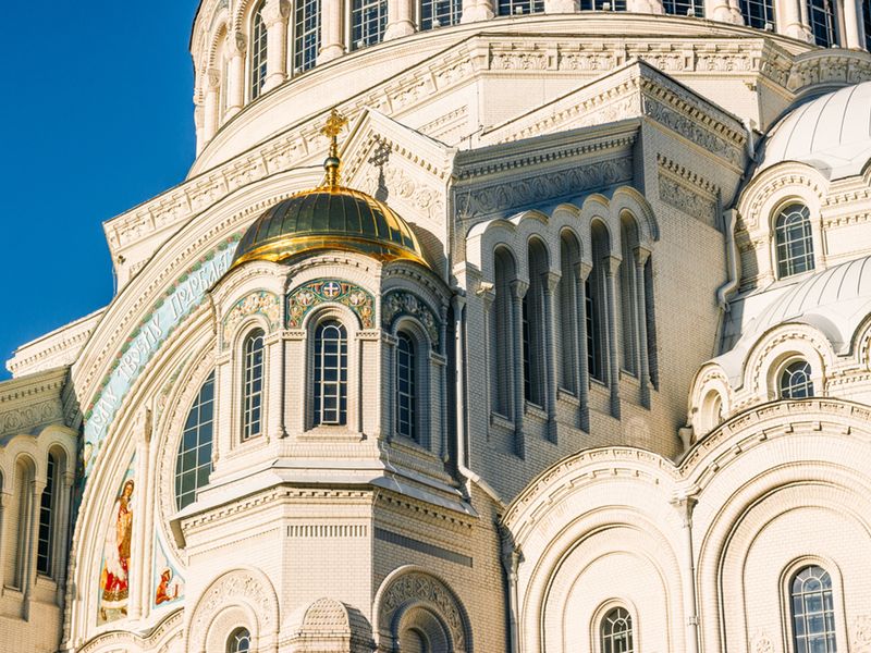 Большое путешествие: Петергоф и Кронштадт - групповая экскурсия в Санкт-Петербурге на автобусе длительностью 8 часов с количеством участников более 20 человек цена экскурсии 4700₽