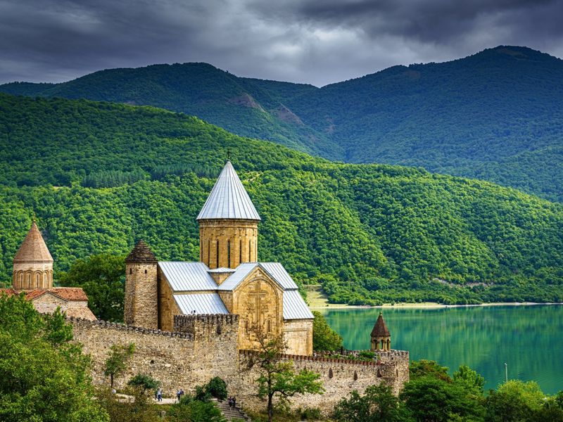 Казбеги за один день — красота и величие - групповая экскурсия в Тбилиси на автобусе длительностью 10 часов с количеством участников до 19 человек со скидкой 15% цена экскурсии 36.55€