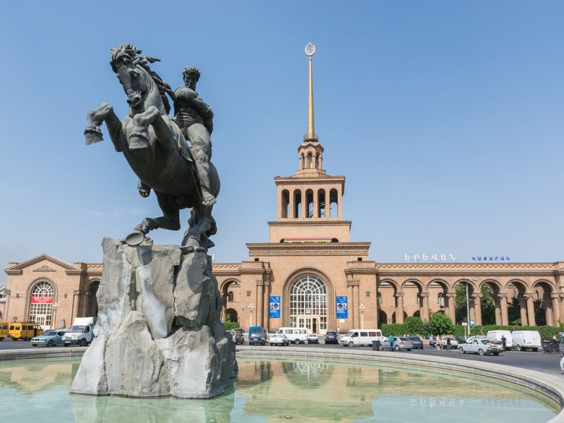 Индивидуальная экскурсия «Барев дзес, Ереван!» на машине - индивидуальная экскурсия в Ереване на машине гида длительностью 4.5 часа с количеством участников до 3 человек цена экскурсии 140€