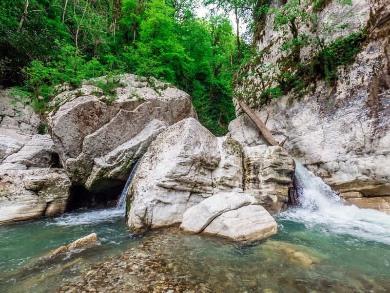 Обзорная групповая экскурсия из Лазаревского к 33 водопадам - групповая экскурсия в Лазаревском на автобусе длительностью 6 часов с количеством участников более 20 человек цена экскурсии 1600₽