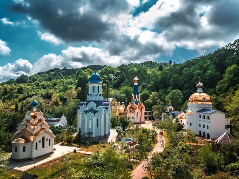 Обзорная экскурсия в группе из Лазаревского «Дорога к храму» - групповая экскурсия в Лазаревском на автобусе длительностью 12 часов с количеством участников более 20 человек цена экскурсии 1400₽