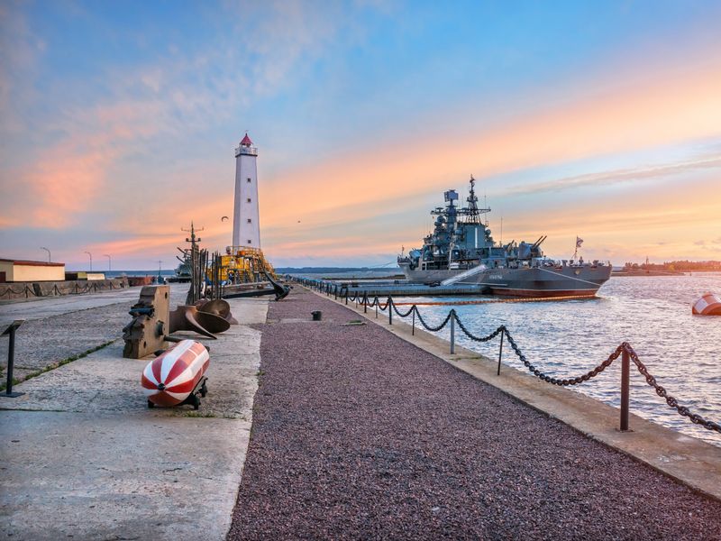 Необычная прогулка по Кронштадту - индивидуальная экскурсия в Кронштадте пешком длительностью 3 часа с количеством участников до 4 человек цена экскурсии 9600₽