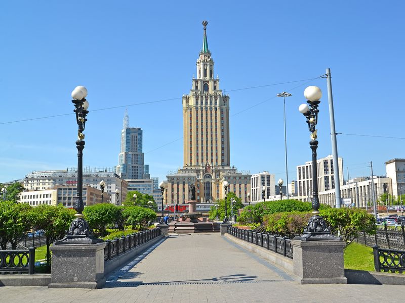 Тайны гостиницы «Ленинградская» - индивидуальная экскурсия в Москве пешком длительностью 3.5 часа с количеством участников до 6 человек цена экскурсии 12800₽