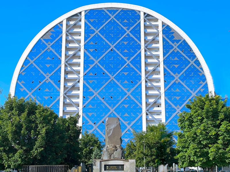 Круглый небоскреб