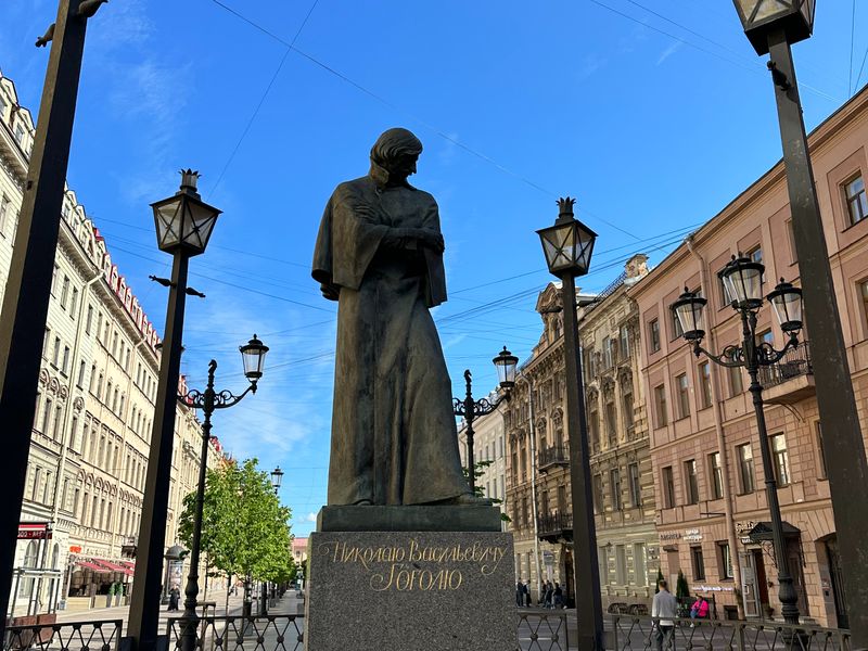 Петербург: два лица города - индивидуальная экскурсия в Санкт-Петербурге пешком длительностью 2 часа с количеством участников до 6 человек цена экскурсии 6700₽