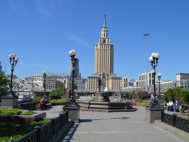 Сталинская высотка - гостиница Ленинградская-Hilton