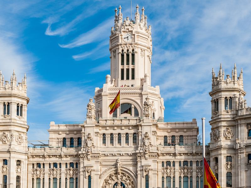 Индивидуальная пешеходная экскурсия «Buenos dias, Madrid!» - индивидуальная экскурсия в Мадриде пешком длительностью 2 часа с количеством участников до 5 человек цена экскурсии 86€