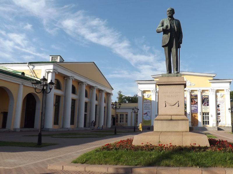 Памятник ученому И. Павлову