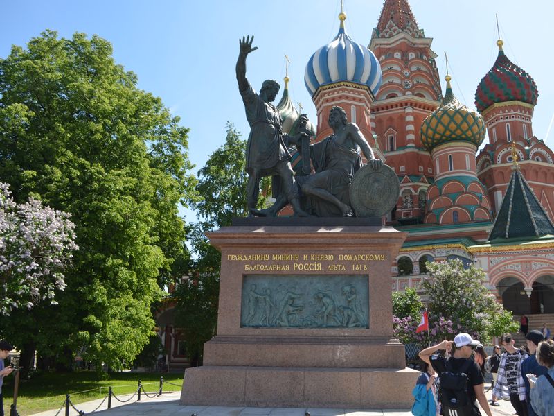 Памятник Минину и Пожарскому на фоне храма Христа Спасителя