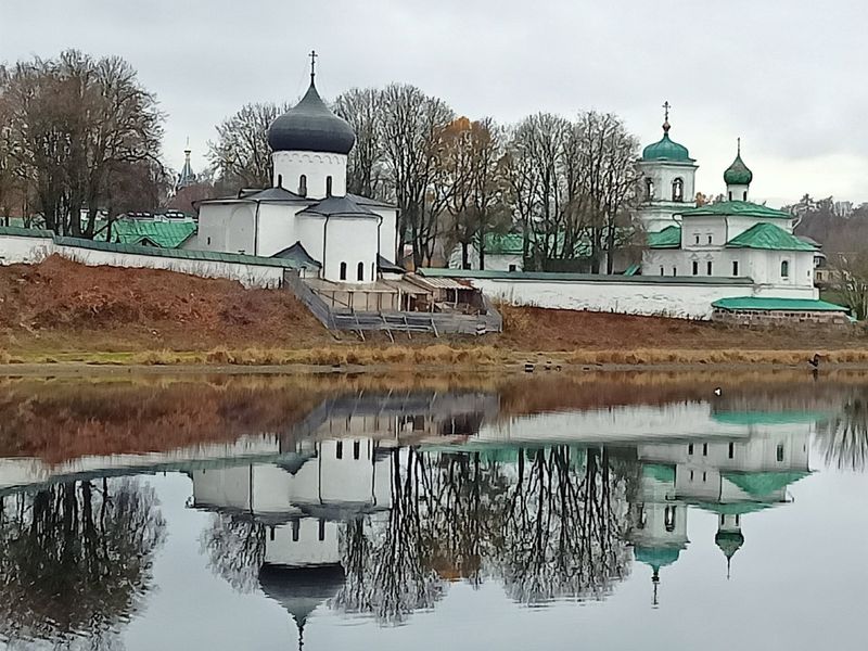 Мирожский монастырь, вид из-за реки Великой