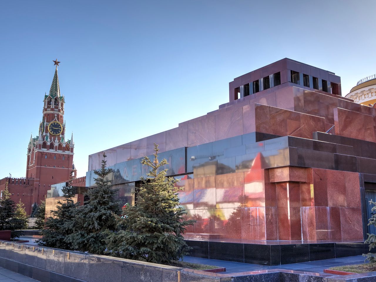 Mausoleum: the mysteries of the Kremlin Necropolis - индивидуальная экскурсия в Москве пешком длительностью 2 часа с количеством участников до 10 человек цена экскурсии 10700₽