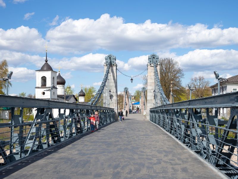 Мост в городе Остров