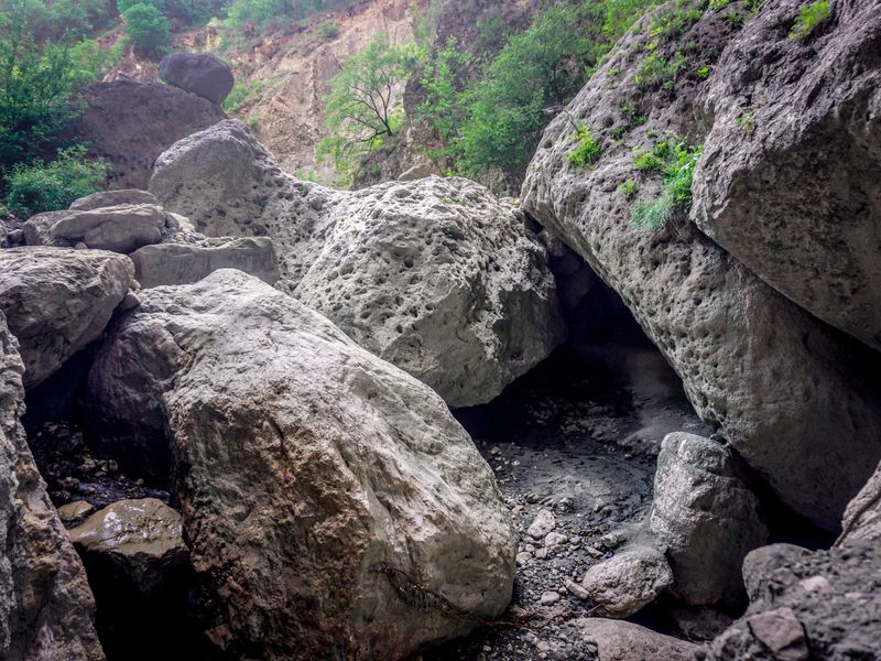 Валуны в Карадахском ущелье