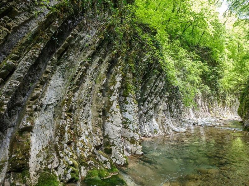 Экскурсия в Мамедово ущелье (водопады Вера, Надежда, Любовь) - групповая экскурсия в Лазаревском на автобусе длительностью 4 часа с количеством участников более 20 человек цена экскурсии 1300₽