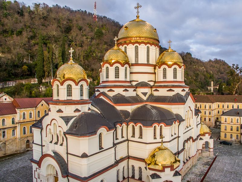Индивидуальная экскурсия из Сухума «Красоты Нового Афона» - индивидуальная экскурсия в Сухуме на машине гида длительностью 10 часов с количеством участников до 10 человек цена экскурсии 21400₽