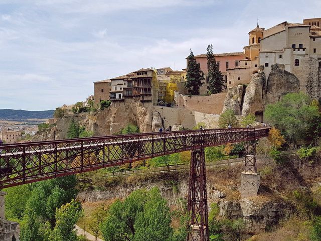 Обзорная экскурсия "Висячие дома" Куэнки и "Зачарованный город" — фото 2