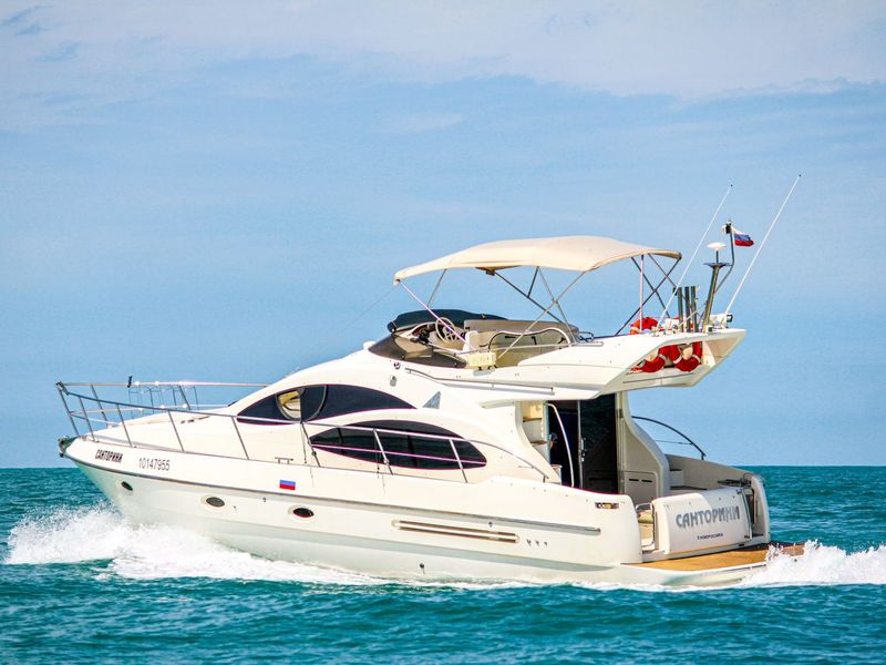 Индивидуальная аренда двухпалубной яхты Azimut 42 - индивидуальная экскурсия в Сочи длительностью 1 час с количеством участников до 11 человек цена экскурсии 20000₽