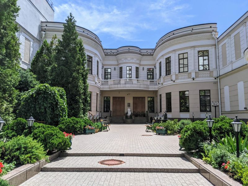 Обзорная экскурсия в Ростове-на-Дону: загадки особняков - групповая экскурсия в Ростове-на-Дону пешком длительностью 2 часа с количеством участников до 20 человек цена экскурсии 1890₽