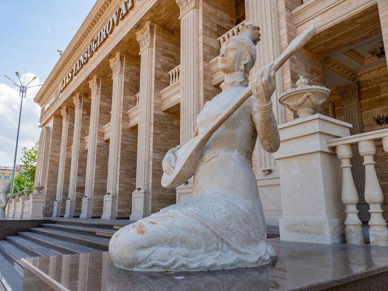 Алма-Ата в лицах - индивидуальная экскурсия в Алматы пешком длительностью 2 часа с количеством участников до 4 человек цена экскурсии 8500₽