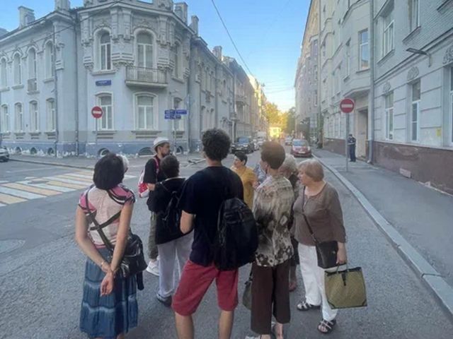 По дворам Арбата с диктором ТВ и актёром — фото 2