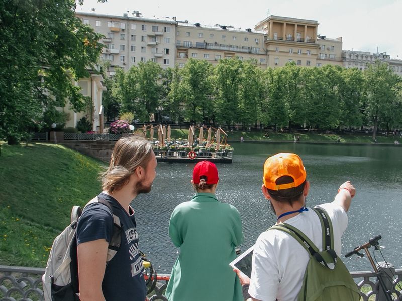 По дворам Арбата с диктором ТВ и актёром - индивидуальная экскурсия в Москве пешком длительностью 2 часа с количеством участников до 10 человек цена экскурсии 10000₽