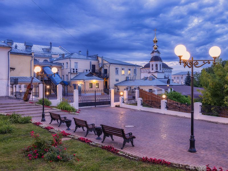Обзорная пешеходная групповая экскурсия по Владимиру - групповая экскурсия во Владимире пешком длительностью 4 часа с количеством участников более 20 человек цена экскурсии 1400₽