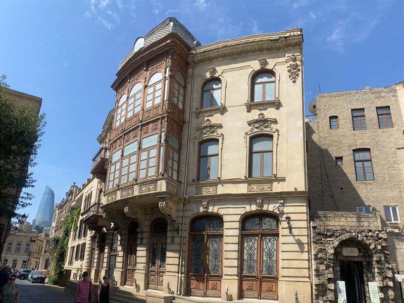 Прогулка по Старому городу Баку в группе - групповая экскурсия в Баку пешком длительностью 2 часа с количеством участников до 10 человек со скидкой 50% цена экскурсии 55€
