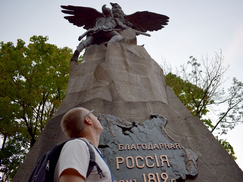 У монумента