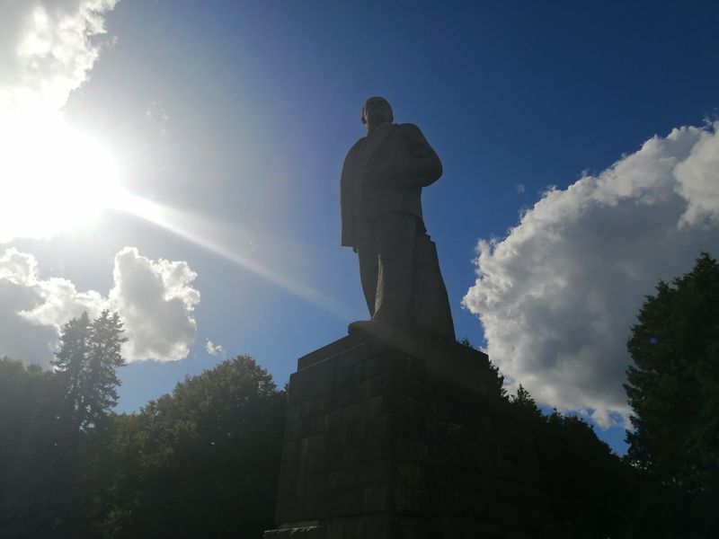 Памятник Ленину у входа в шлюз канала им. Москвы