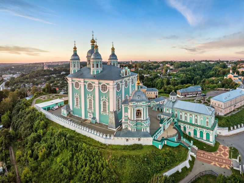 Пешая нескучная экскурсия в дивном Смоленске - индивидуальная экскурсия в Смоленске пешком длительностью 2 часа с количеством участников до 5 человек цена экскурсии 6000₽