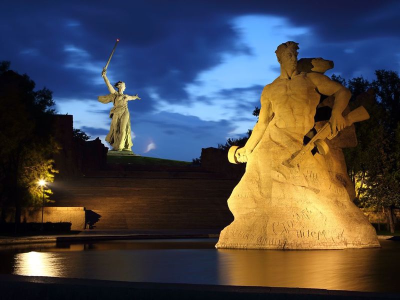 Обзорная экскурсия к важнейшей высоте России, на Мамаев курган! - индивидуальная экскурсия в Волгограде пешком длительностью 2 часа с количеством участников до 5 человек цена экскурсии 5500₽