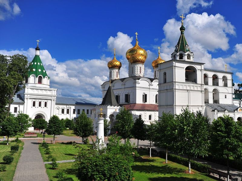 Экскурсия в Костроме: визитные карточки + Ипатьевский монастырь - индивидуальная экскурсия в Костроме на машине гостей длительностью 3 часа с количеством участников до 5 человек цена экскурсии 7000₽