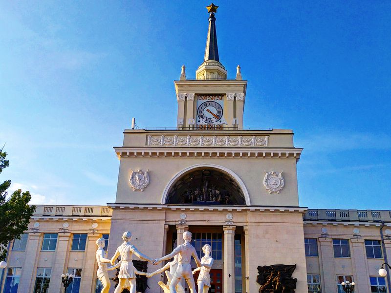 Обзорная пешая экскурсия по Волгограду: 3 эпохи одного города - индивидуальная экскурсия в Волгограде пешком длительностью 2 часа с количеством участников до 6 человек цена экскурсии 4550₽