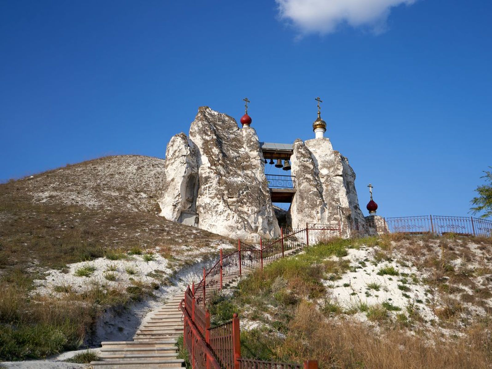 Лестница в Спасскую пещеру Костомарово