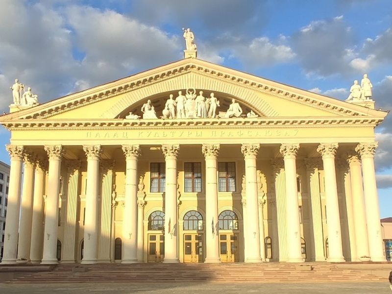 Индивидуальная экскурсия от городских ворот до сердца Минска - индивидуальная экскурсия в Минске пешком длительностью 3 часа с количеством участников до 10 человек цена экскурсии 8000₽